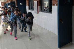河南师范大学第二附属小学举行“消防应急疏散演练”活动