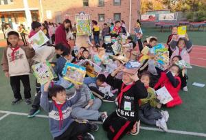 幸福“双减”阅读相伴 跳蚤书市快乐融融—师大二附小举行第二届“跳蚤书市”活动